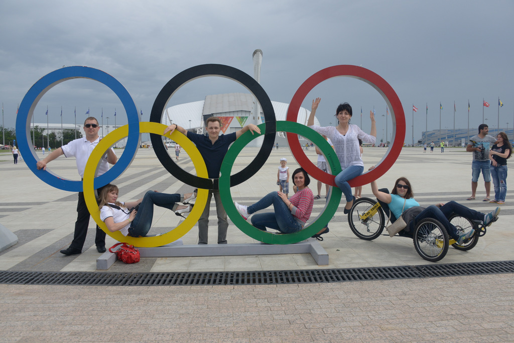 Олимпийский парк часы. Олимпийский парк Сочи 2014. Олимпийский парк Адлер Олимпийские кольца. Олимпийская деревня парк фигуры. Олимпийские кольца в Сочи парке.